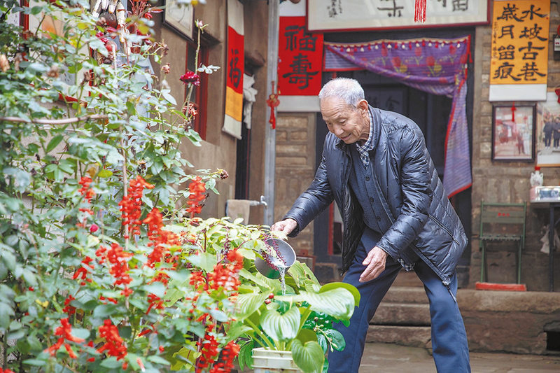 1761698240113094.png 杨甲子老人正在浇花.png