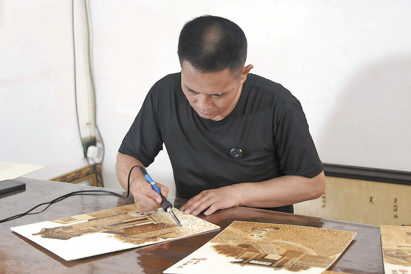 席军峰正在创作华山烙画系列作品《“麦穗儿”带您游渭南》.png