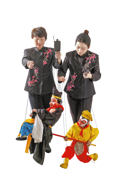 肖朋芳（左）与徒弟表演线戏 （图片由受访者提供）.png