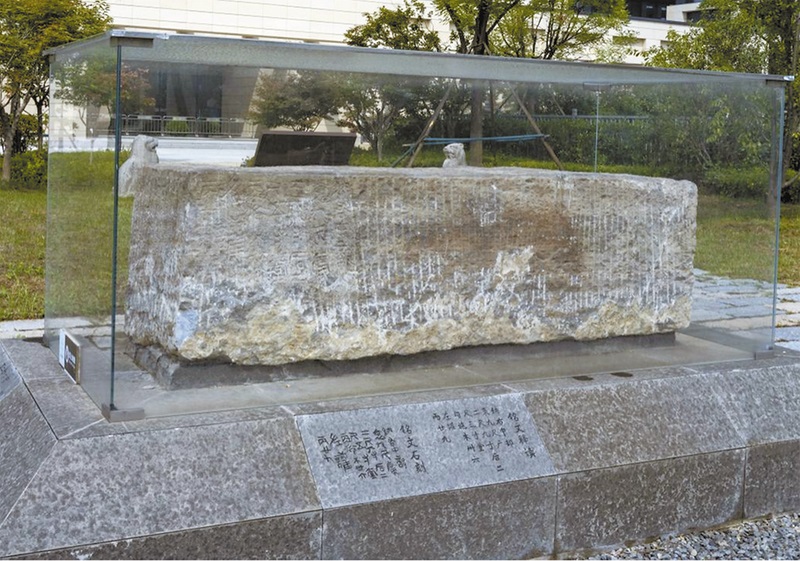 村民在挖沙时发现的秦铭刻石.jpg