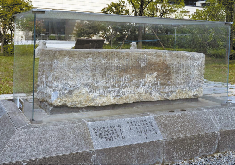 1787792162691083.png 村民在挖沙时发现的秦铭刻石.png